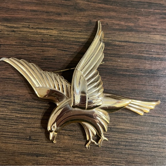 Vintage Gold Flying Eagle brooch - Picture 2 of 2
